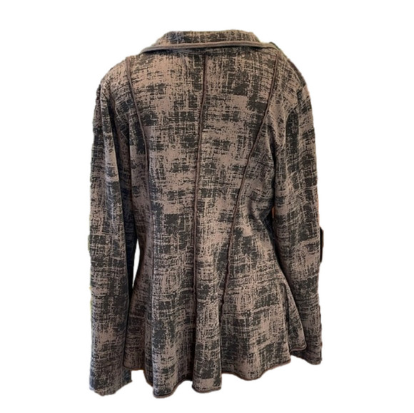 Fenini M lightweight fit and flare stretchy  fleece material with exposed seams - Picture 5 of 8